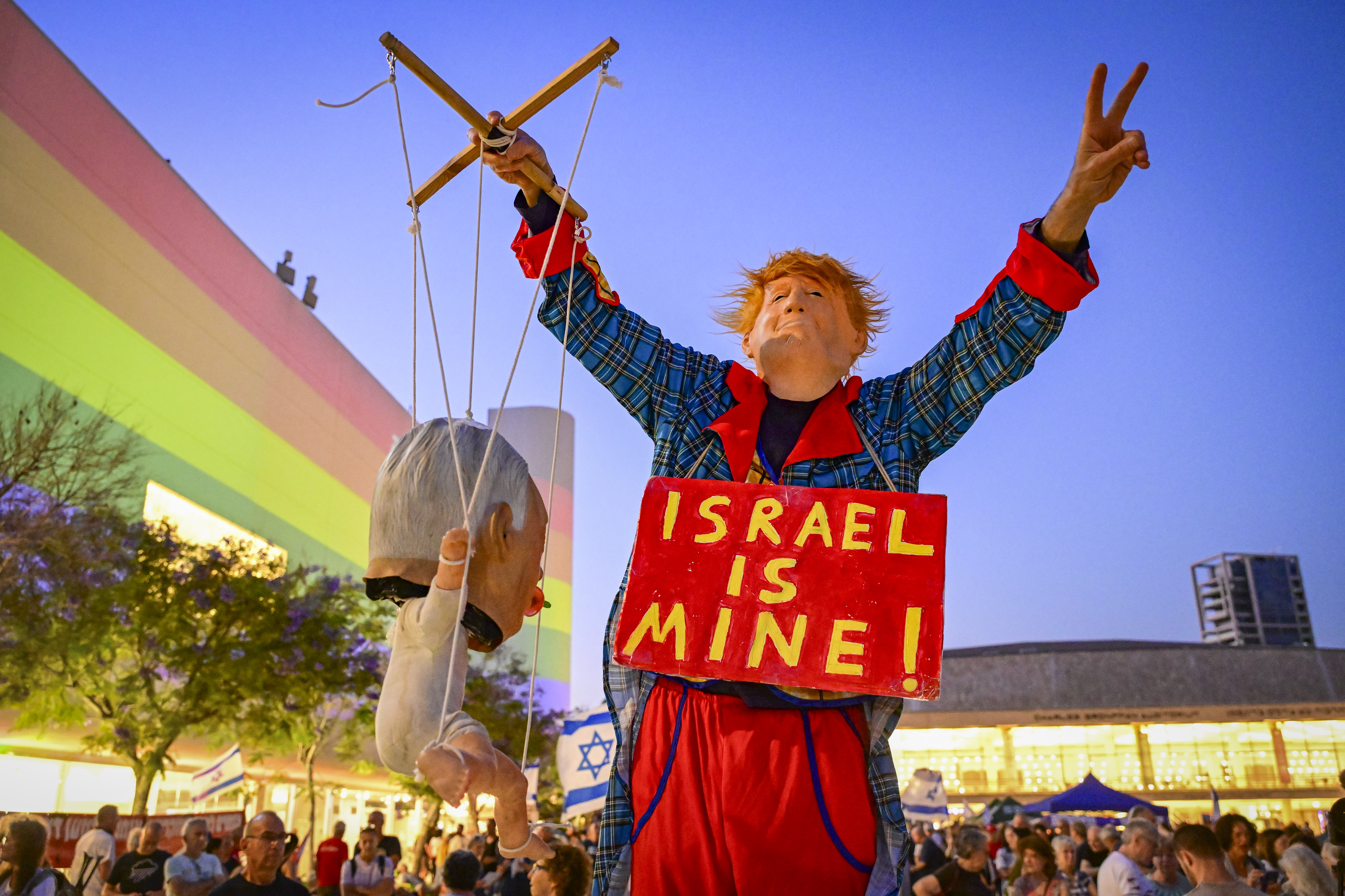Protesters in Tel Aviv hold aloft a Trump effigy that is holding yet another effigy of Netanyahu. Photo: Avshalom Sassoni/Flash90