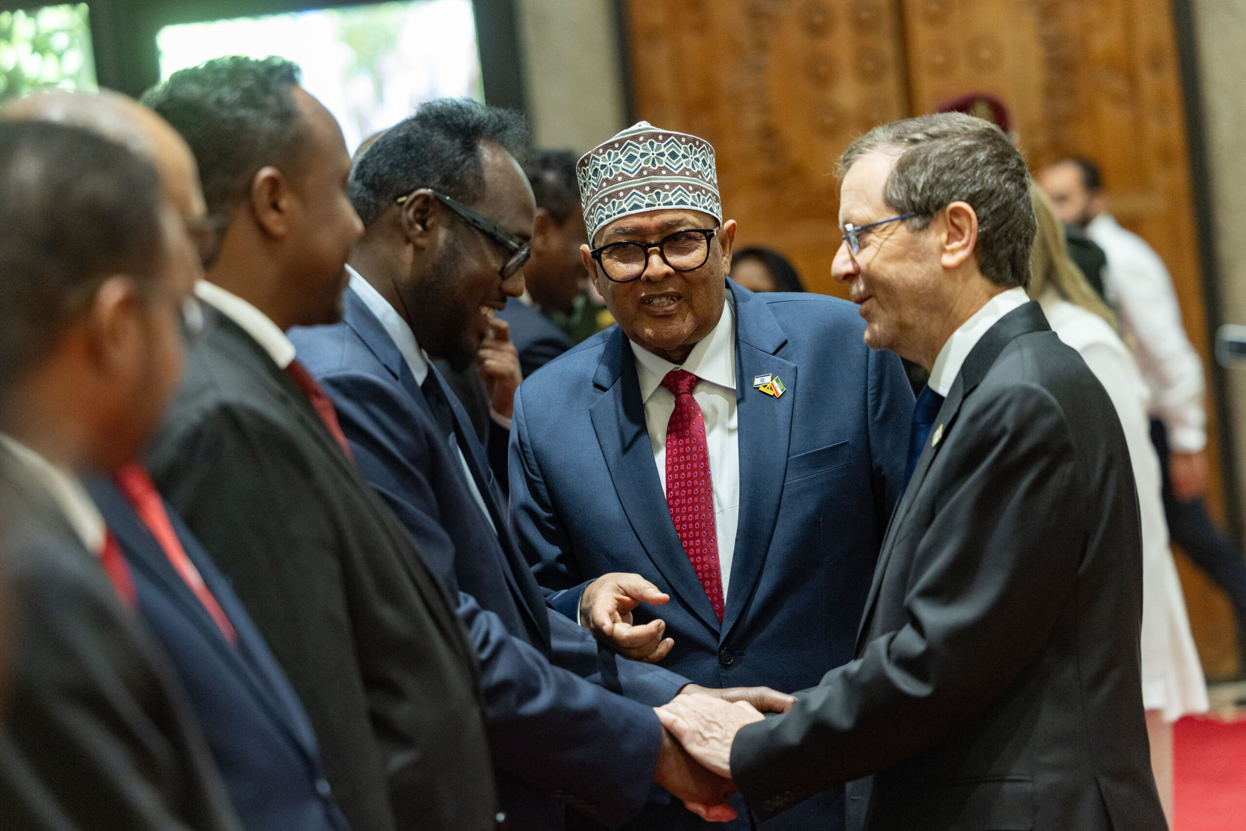 Der israelische Präsident Isaac Herzog mit dem Präsidenten von Somaliland, Abdirahman Abdullahi Mohamed, während einer Feier in der Präsidentenresidenz in Jerusalem am 14. Juni 2026. Foto: Chaim Goldberg/Flash90