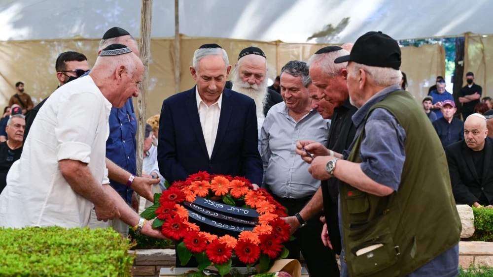 Israeli Prime Minister Benjamin Netanyahu and former members of Sayeret Matkal, the elite special reconnaissance unit of the IDF, lay a wreath on Yoni Netanyahu’s grave on Mount Herzl in Jerusalem, June 20, 2026, on the 50th anniversary of his death. Photo by Kobi Gideon/GPO.