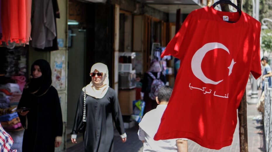 Ein T-Shirt mit dem Logo der Türkei, das auf einem arabischen Markt in Hebron zum Verkauf angeboten wird, 20. Juli 2016. Foto: Wisam Hashlamoun/Flash90.