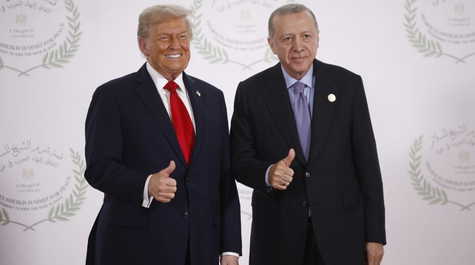 US President Donald Trump (left) and Turkish President Recep Tayyip Erdoğan at the Gaza peace summit in Sharm el-Sheikh, Egypt, on October 13, 2025. Concern is growing in Jerusalem that Trump could make military concessions to Turkey at the upcoming NATO summit. Photo: EPA/YOAN VALAT / POOL
