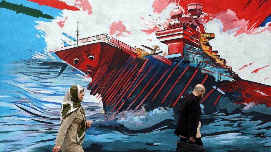Passersby in Tehran walk past a mural depicting Iran's confrontation with the US and Israel, as well as tensions surrounding the Strait of Hormuz. Photo: EPA/Abedin Taherkenareh.