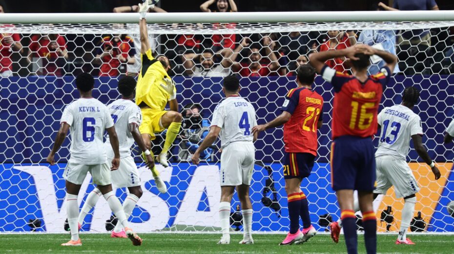 Roberto Carlos (“Pico”) Lopes (No. 4), the Dublin-born captain of Cape Verde, watches as goalkeeper Vozinha makes a spectacular save from a Spanish shot. Photo taken during the group stage match Spain vs. Cape Verde at the 2026 FIFA World Cup in Atlanta, USA, June 15, 2026. Photo: EPA/RONALD WITTEK