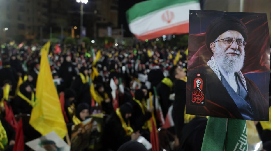 Shiite Muslims carry a portrait of ousted Iranian revolutionary leader Ali Khamenei during a memorial service in the southern suburbs of Beirut. The photo was taken on July 8, 2026, in Lebanon. Photo: EPA/WAEL HAMZEH