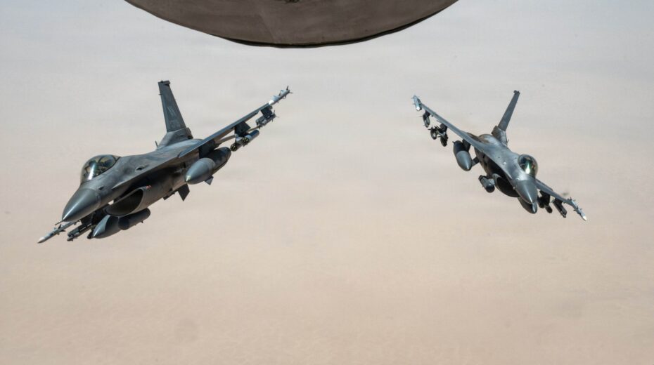 US Air Force F-16 "Fighting Falcon" aircraft perform maneuvers after being refueled by a KC-135 "Stratotanker" on May 23, 2026, within the area of ​​responsibility of US Central Command. Image credit: Tech Sgt. Tiffany A. Emery/US Air Force.