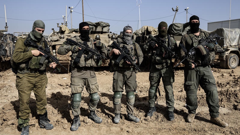 Israeli soldiers at a staging point outside the Gaza Strip. Photo by Tsafrir Abayov/Flash90