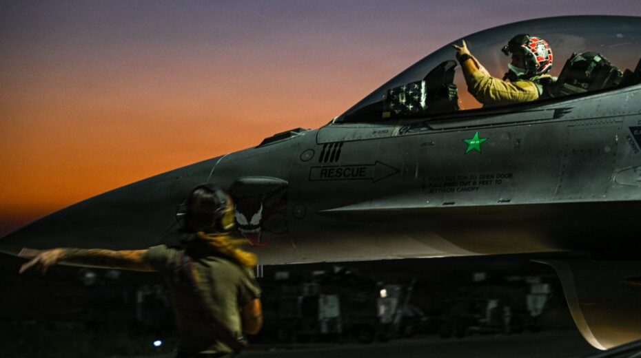A US Air Force pilot in front of a fighter jet in the area of ​​responsibility of US Central Command (CENTCOM). The image was released in connection with the US air strikes against Iran. Photo: US Central Command.