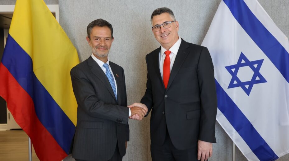 Israeli Foreign Minister Gideon Sa'ar (right) meets with Colombia's designated Foreign Minister Omar Bula Escobar in Washington. They agreed to fully resume diplomatic relations and open a Colombian embassy in Jerusalem. Photo: Shmulik Almani