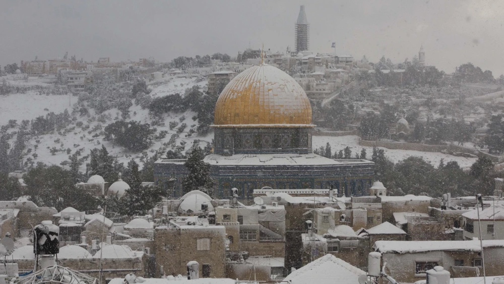 The Temple Mount seen from the Jewish Quarter in Jerusalem’s Old City on a snowy winter day, Dec. 13, 2013. Photo by Yonatan Sindel/Flash90.