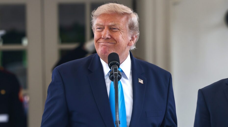 US President Donald Trump in front of the White House in Washington, DC. Photo: EPA/Jim Lo Scalzo/Pool