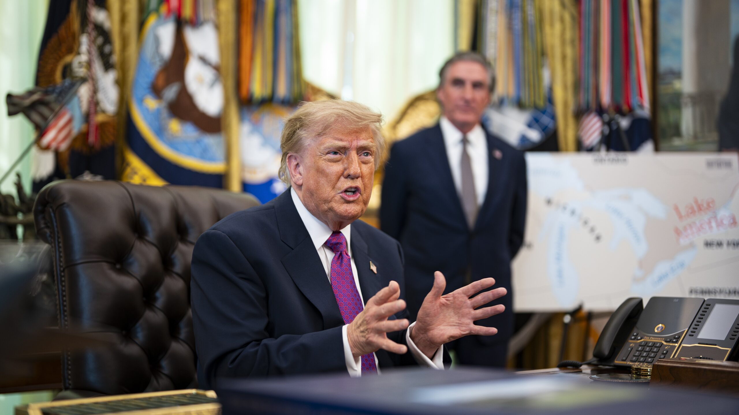 US President Donald Trump speaks on August 27, 2026, in the Oval Office with media representatives after signing a presidential executive order to rename Lake Ontario as "Lake America." Photo: EPA/AL DRAGO / POOL