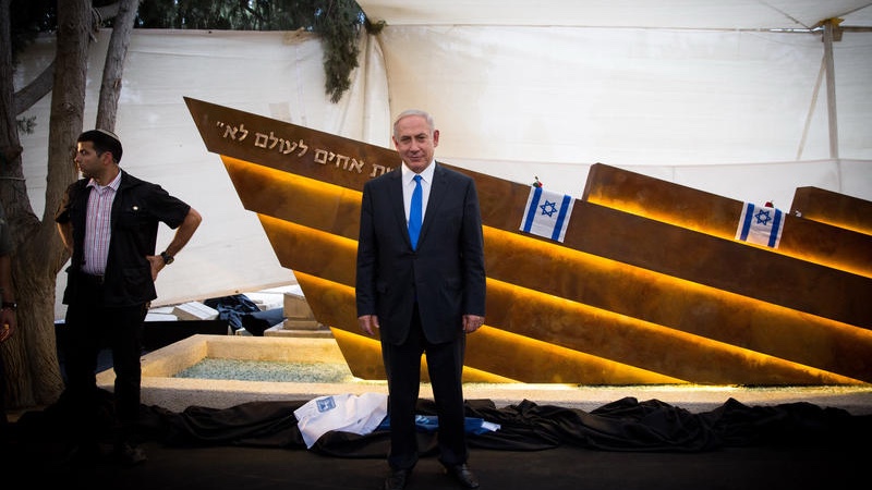 Prime Minister Benjamin Netanyahu attends a ceremony of the unveiling of a new monument to the victims of the 1948 Altalena incident, at Nachalat Yitzhak cemetery in Tel Aviv. October 27, 2016. Photo by Miriam Alster/Flash90