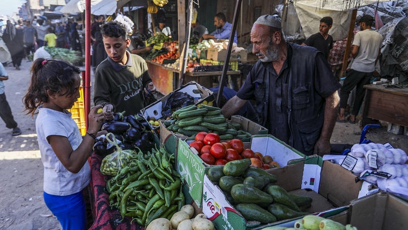 Palestinians shop at a market in Khan Yunis, in the southern Gaza Strip, a few days after a ceasefire agreement between Israel and Hamas, on October 14, 2025. Photo by Abed Rahim Khatib/Flash90