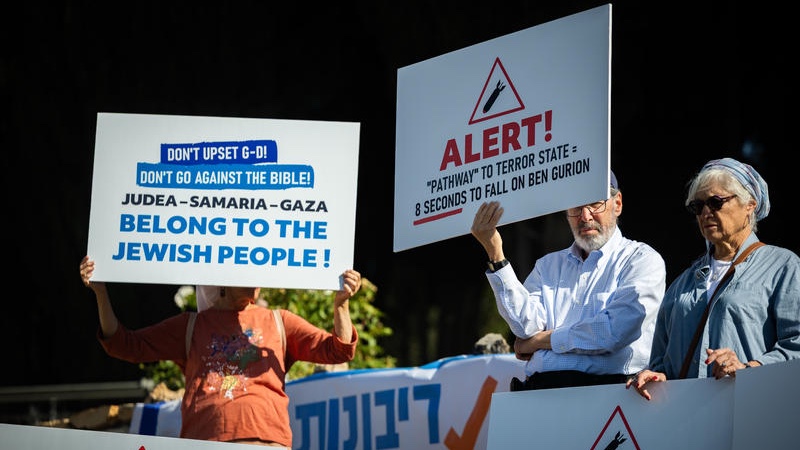 People take part in a demonstration calling for Israeli sovereignty over Judea and Samaria and opposing a Palestinian state, outside the weekly Cabinet meeting at the Prime Minister’s Office in Jerusalem, November 23, 2025. Photo by Yonatan Sindel/Flash90