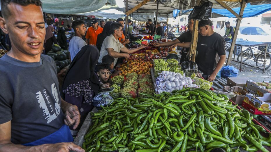 Palestinians at the market in Khan Yunis in the southern Gaza Strip, June 8, 2026. Photo: Abed Rahim Khatib/Flash90