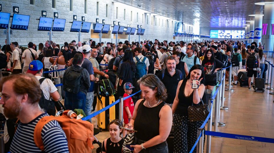 Passengers in the departure area of ​​Ben Gurion Airport near Tel Aviv, July 26, 2026. Photo: Avshalom Sassoni/Flash90