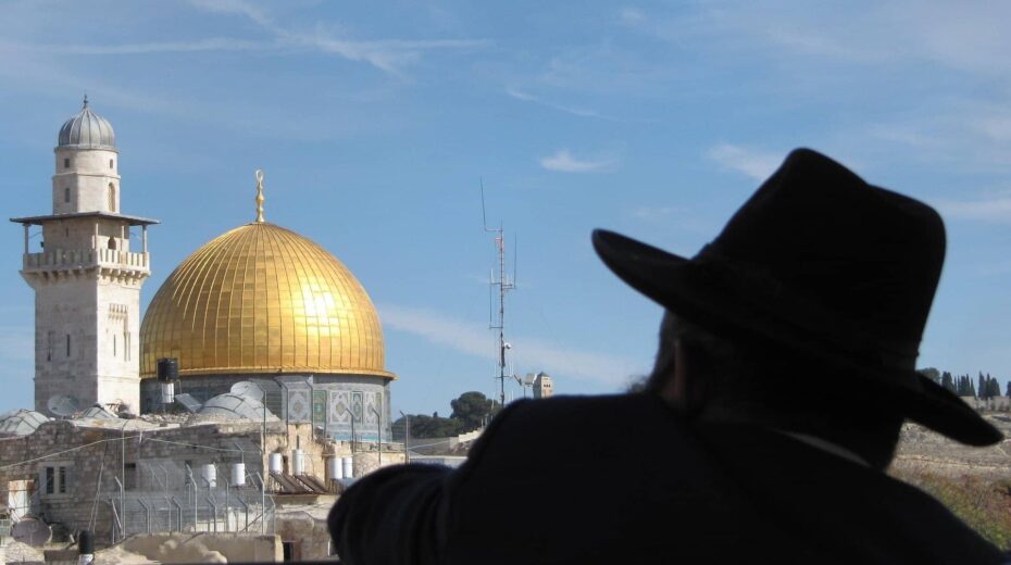 An Orthodox Jewish man overlooking the Dome of the Rock in Jerusalem. Credit: neufal54/Pixabay.