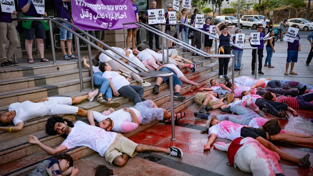 Activists from the “Standing Together” organization protest outside the Defense Ministry in Tel Aviv against the ongoing war in the Gaza Strip, on Sep. 16, 2025. Photo by Erik Marmor/Flash90.
