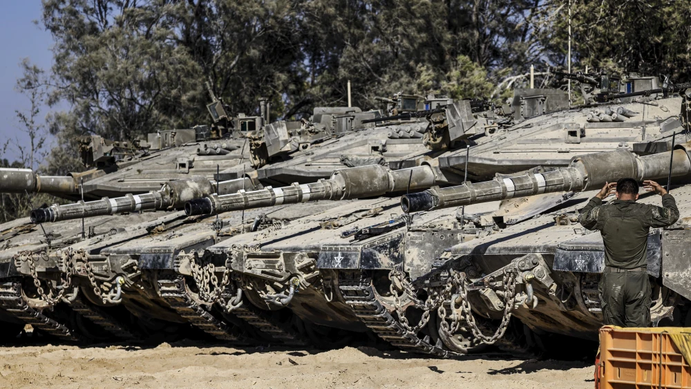 Israel Defense Forces and military tanks on the Israeli border with the Gaza Strip, Aug. 5, 2026. Photo by Tsafrir Abayov/Flash90.