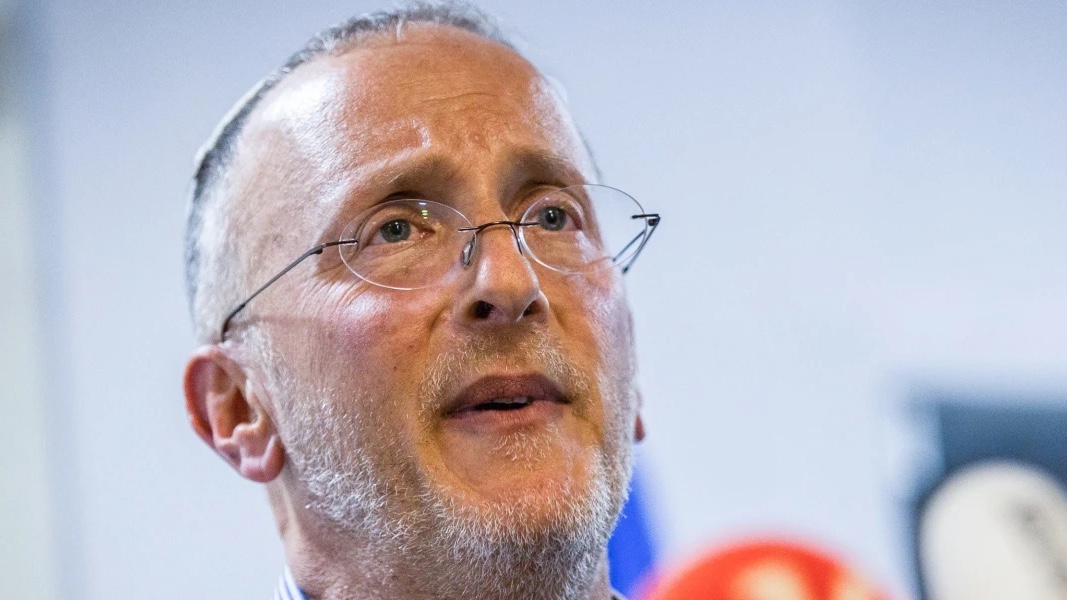 Rabbi Leo Dee speaks to reporters in Efrat, April 10, 2023. Photo by Oren Ben Hakoon/Flash90.