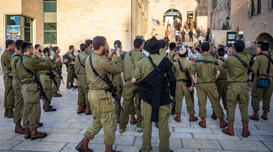 Haredi soldiers from the IDF’s Hasmonean Brigade take part in a beret march at the Western Wall in Jerusalem’s Old City after completing seven months of basic and advanced training, Aug. 6, 2026. Photo by Chaim Goldberg/Flash90.