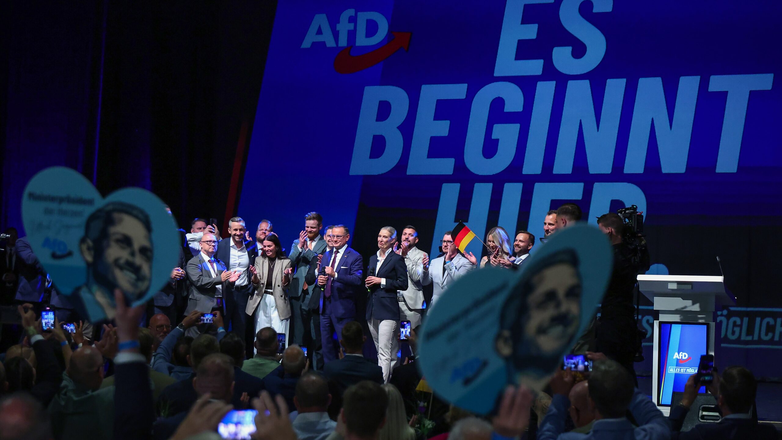 AfD top candidate Ulrich Siegmund (2nd from l.) celebrates together with his wife Julia Siegmund (3rd from l.), Alice Weidel and Tino Chrupalla the AfD's election success at the state election in Saxony-Anhalt in Magdeburg, September 6, 2026. Photo: EPA/FILIP SINGER