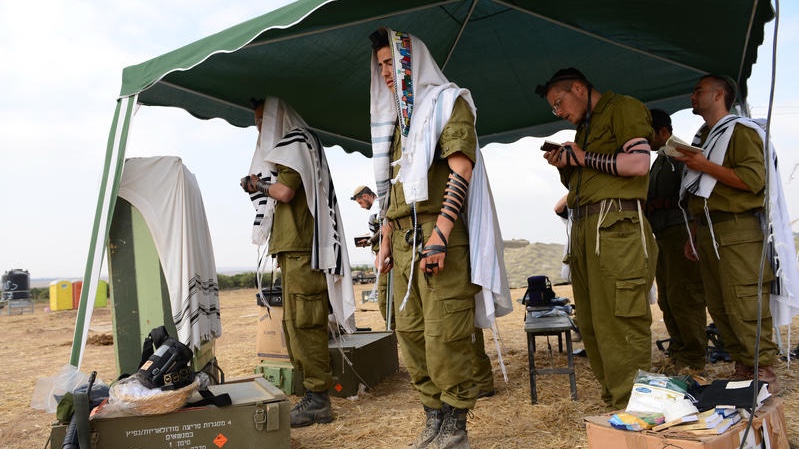 IDF soldiers pray to the God of Israel before going to battle in the Gaza Strip. Photo by Mendy Hechtman/FLASH90