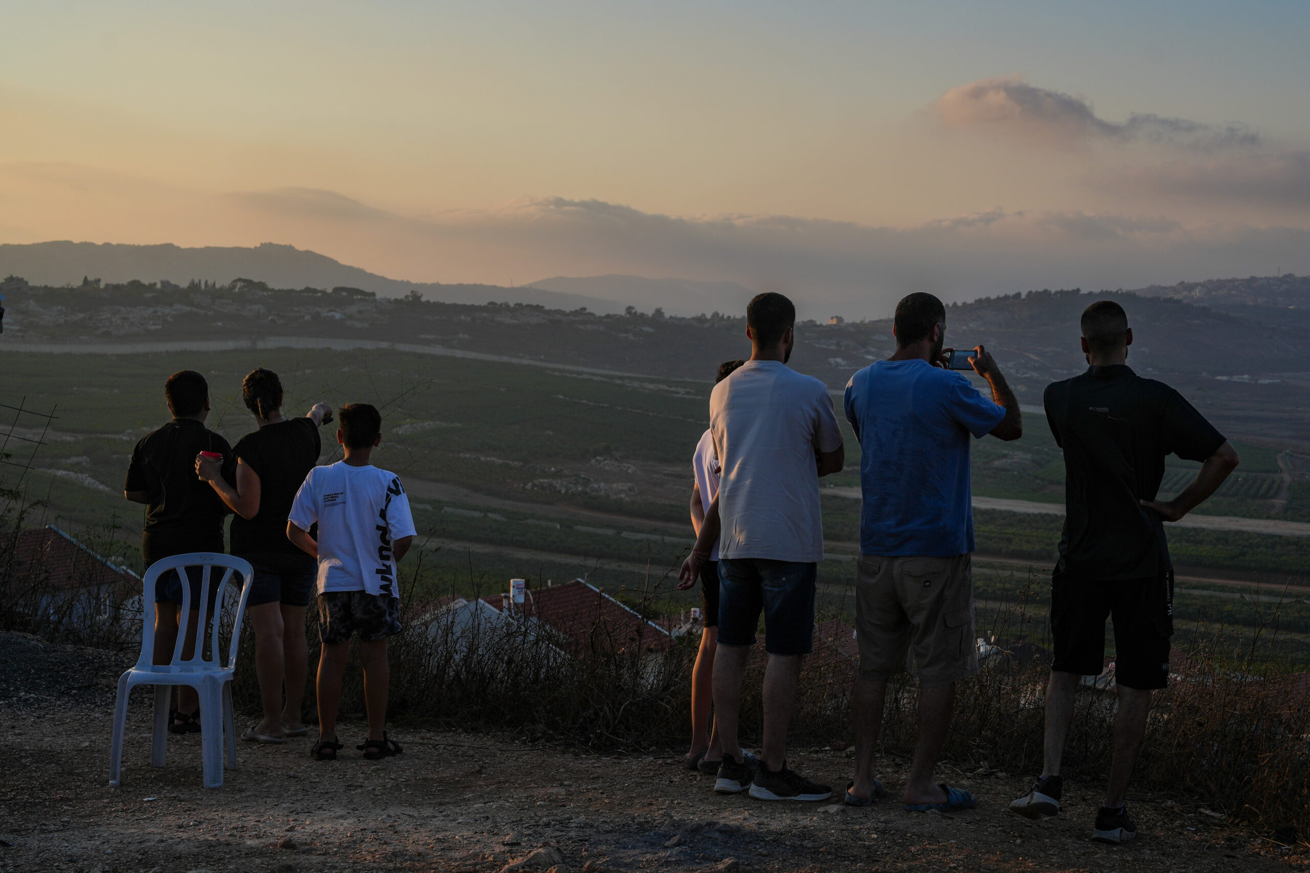 Israelis watch smoke rising after Israeli artillery fire on the Ali Taher ridge in southern Lebanon. August 16, 2026. Photo: Ayal Margolin/FLASH90