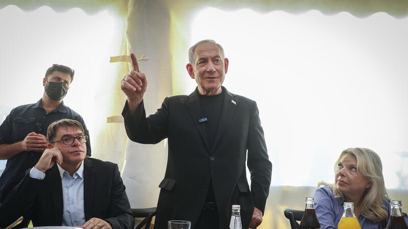 Israeli Prime Minister Benjamin Netanyahu and his wife, Sara Netanyahu, visit a restaurant in the northern Israeli city of Safed, September 9, 2026. Photo by David Cohen/Flash90