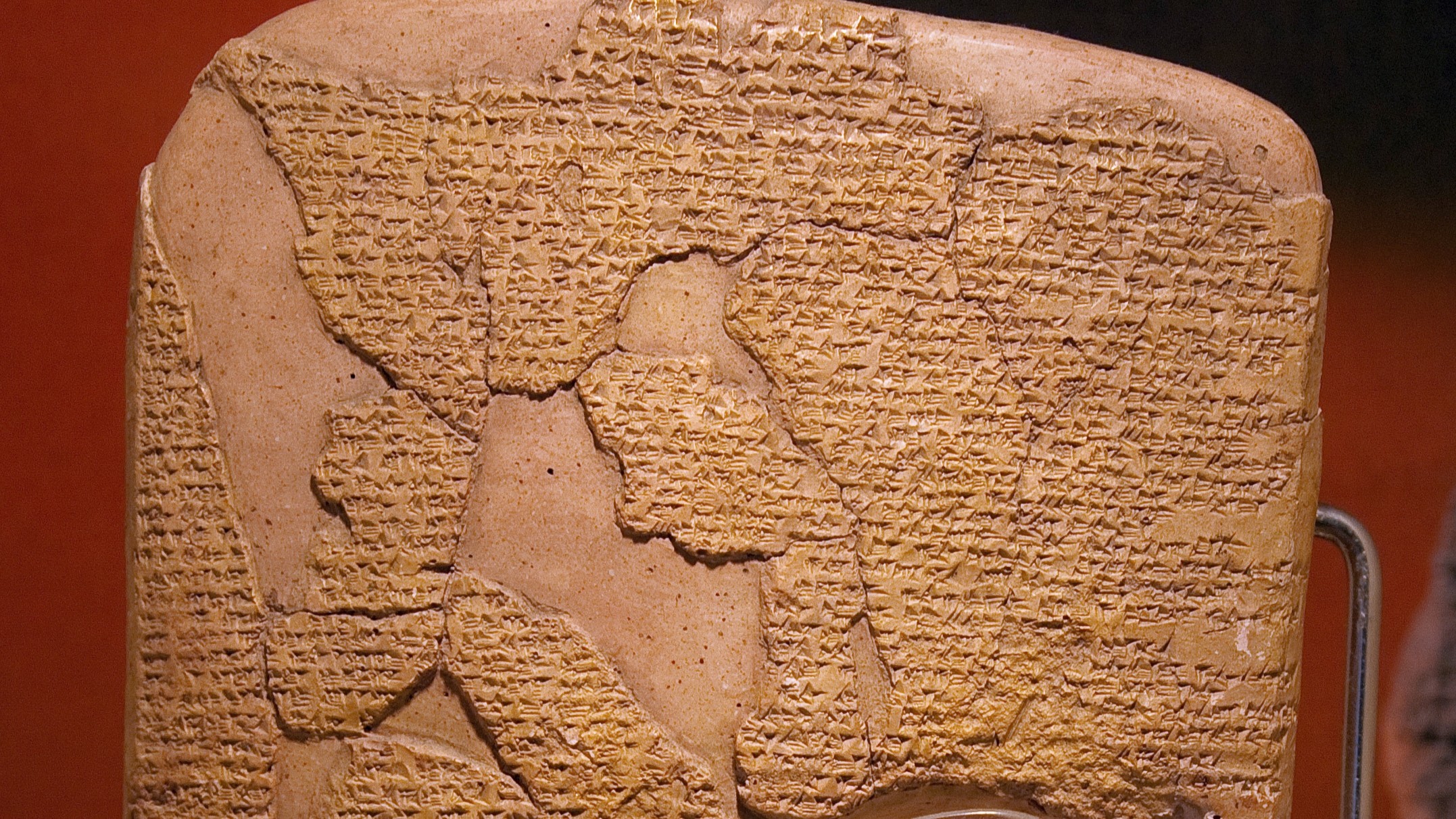 One of the clay tablets found in Hattusa in present-day Turkey containing the peace treaty between Egypt and the Hittite Empire. The tablet is now housed in the Museum of the Ancient Orient in Istanbul. Photo: Iocanus, CC BY 3.0, via Wikimedia Commons