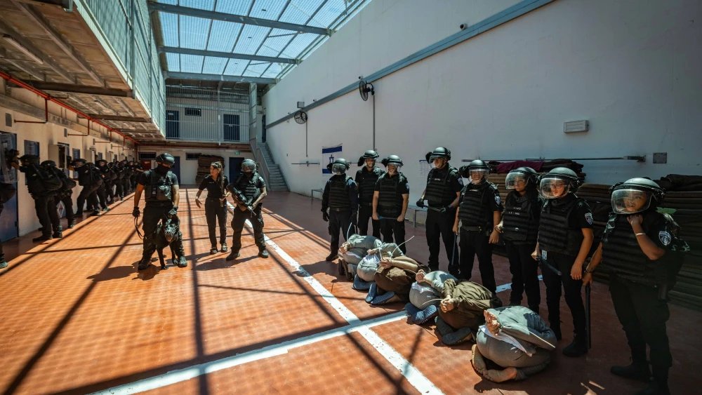 Members of the Keter Unit—the Israel Prison Service Initial Reaction Force— are seen during an operation where Nukhba terrorists are being held at Ofer Prison, north of Jerusalem, Aug. 28, 2024. Photo by Chaim Goldberg/Flash90.