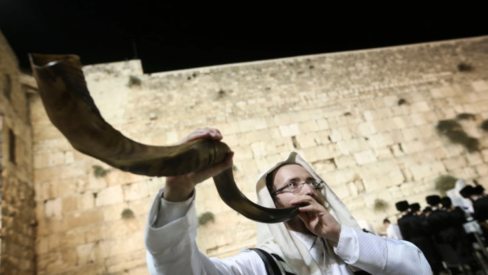A shofar is blown at the Western Wall in Jerusalem’s Old City, at the end of Yom Kippur, Oct. 12, 2016. Photo by Flash90.