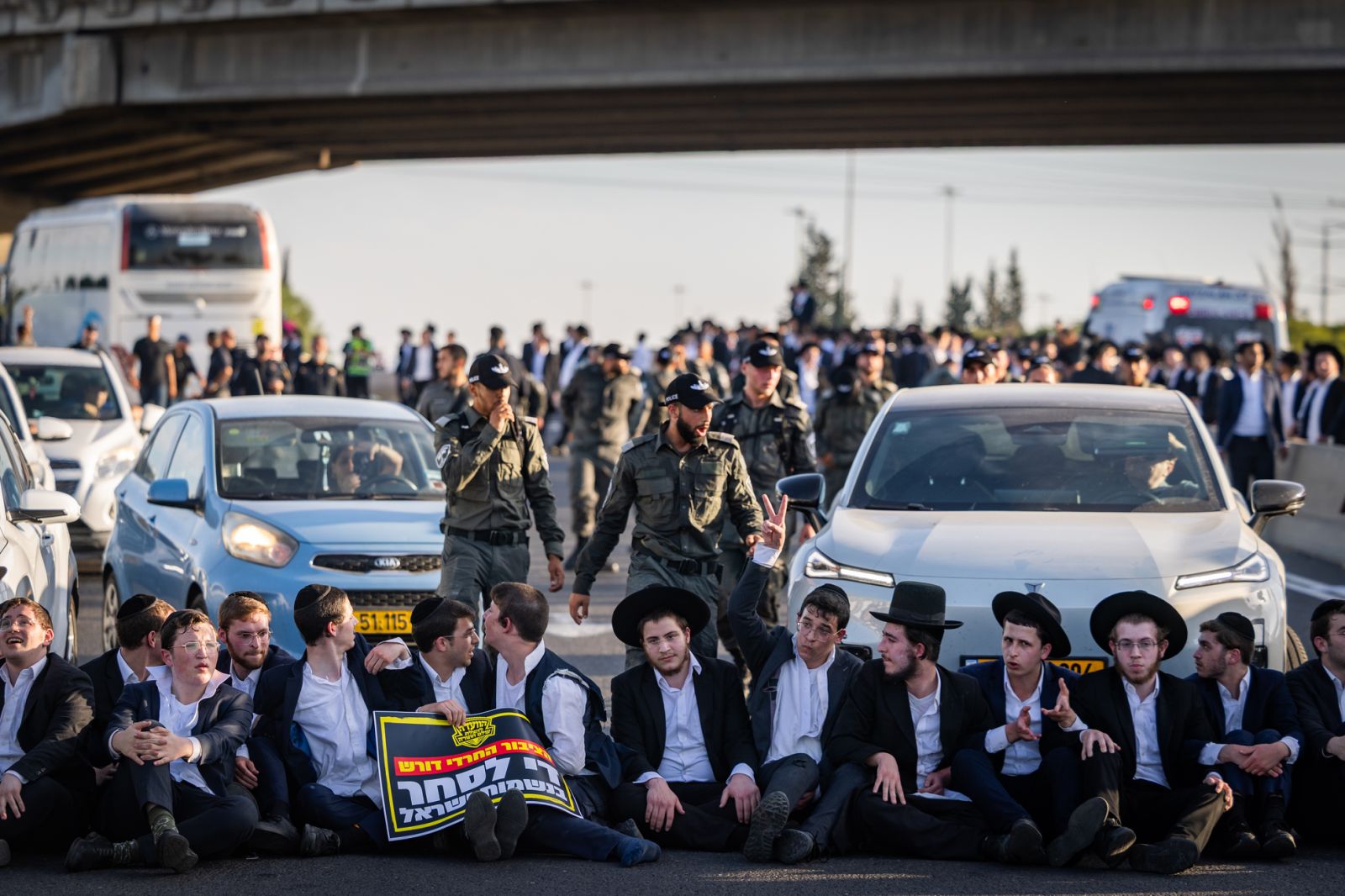 It is not uncommon for road traffic to come to a standstill due to the protests - much to the frustration of the working population. | Photo: Chaim Goldberg/Flash90