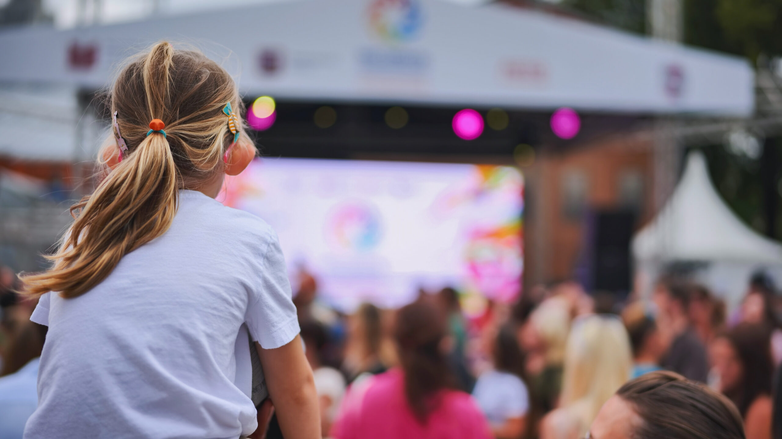 Illustration: A girl observes an event in the middle of a crowd. The fear of hostility can even cause children to hide their origins. Image: Adobe Stock.