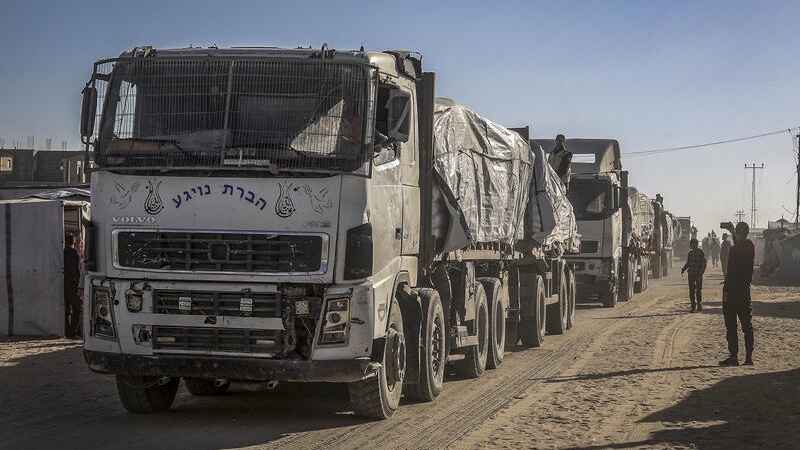 Trucks enter the Gaza Strip. Photo by Abed Rahim Khatib/Flash90
