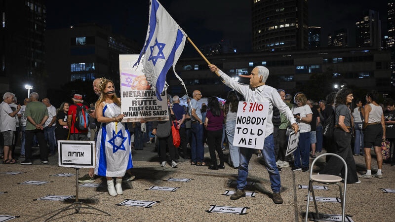Anti-government protesters mock Prime Minister Benjamin Netanyahu for allegedly having advance warning of the Hamas invasion on October 7. Photo by Avshalom Sassoni/Flash90