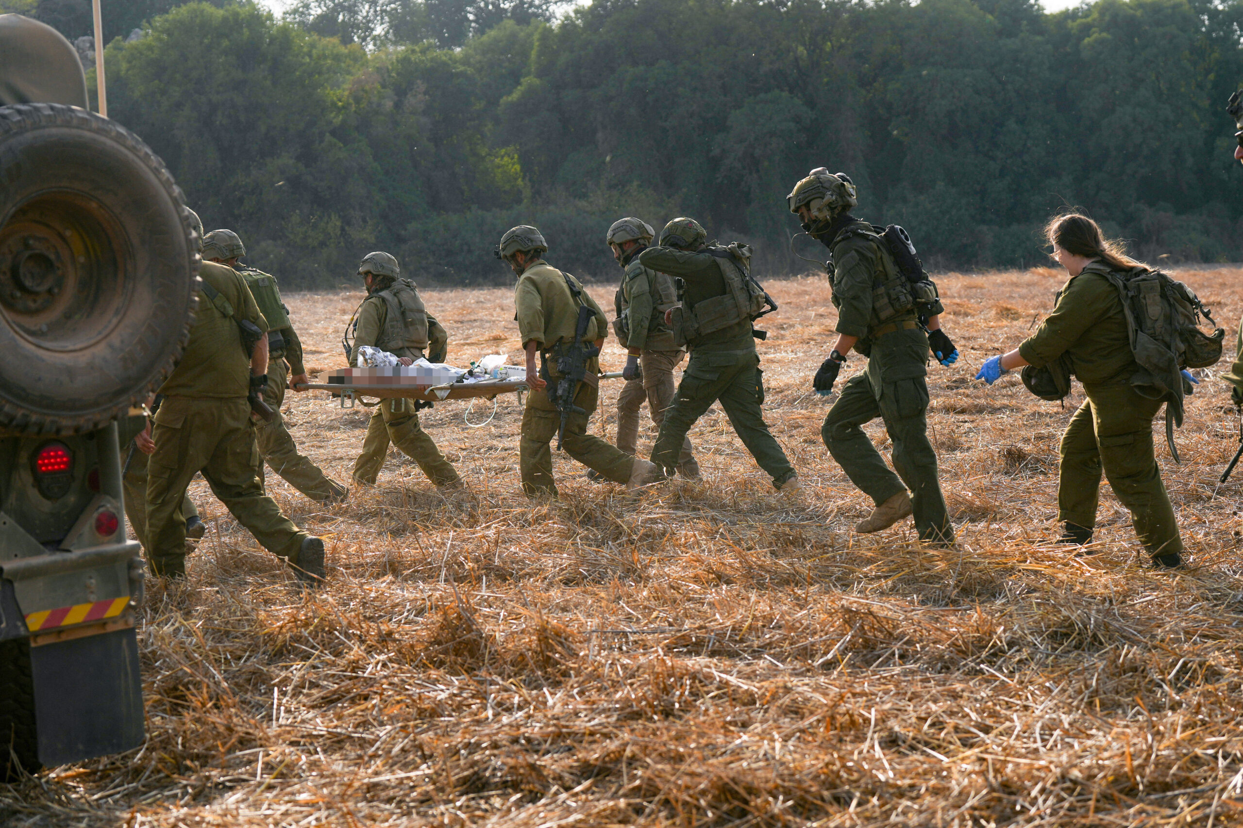 Israeli security and rescue forces evacuate the wounded near the site where unexploded ordnance detonated during a school trip, killing a 15-year-old student and injuring several others – near Kibbutz Yiftah in the Ramim Ridge area, close to the Israeli border with Lebanon, on October 12, 2026. Photo: Ayal Margolin/Flash90