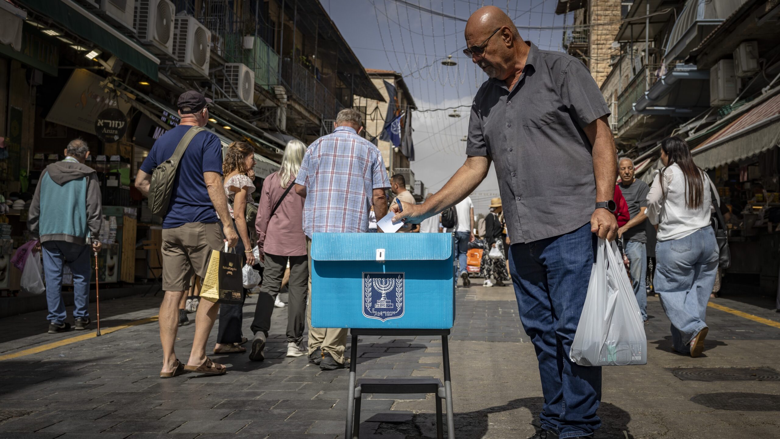 A man participates in a street survey about the upcoming Knesset elections at the Mahane Yehuda Market in Jerusalem, October 15, 2026. Photo: Yonatan Sindel/Flash90