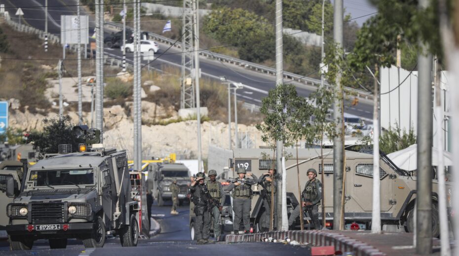 Israeli security forces after the terrorist attack near Hebron that killed two soldiers and wounded three others. The two terrorists were eliminated. October 23, 2026. Photo: Wisam Hashlamoun/Flash90.