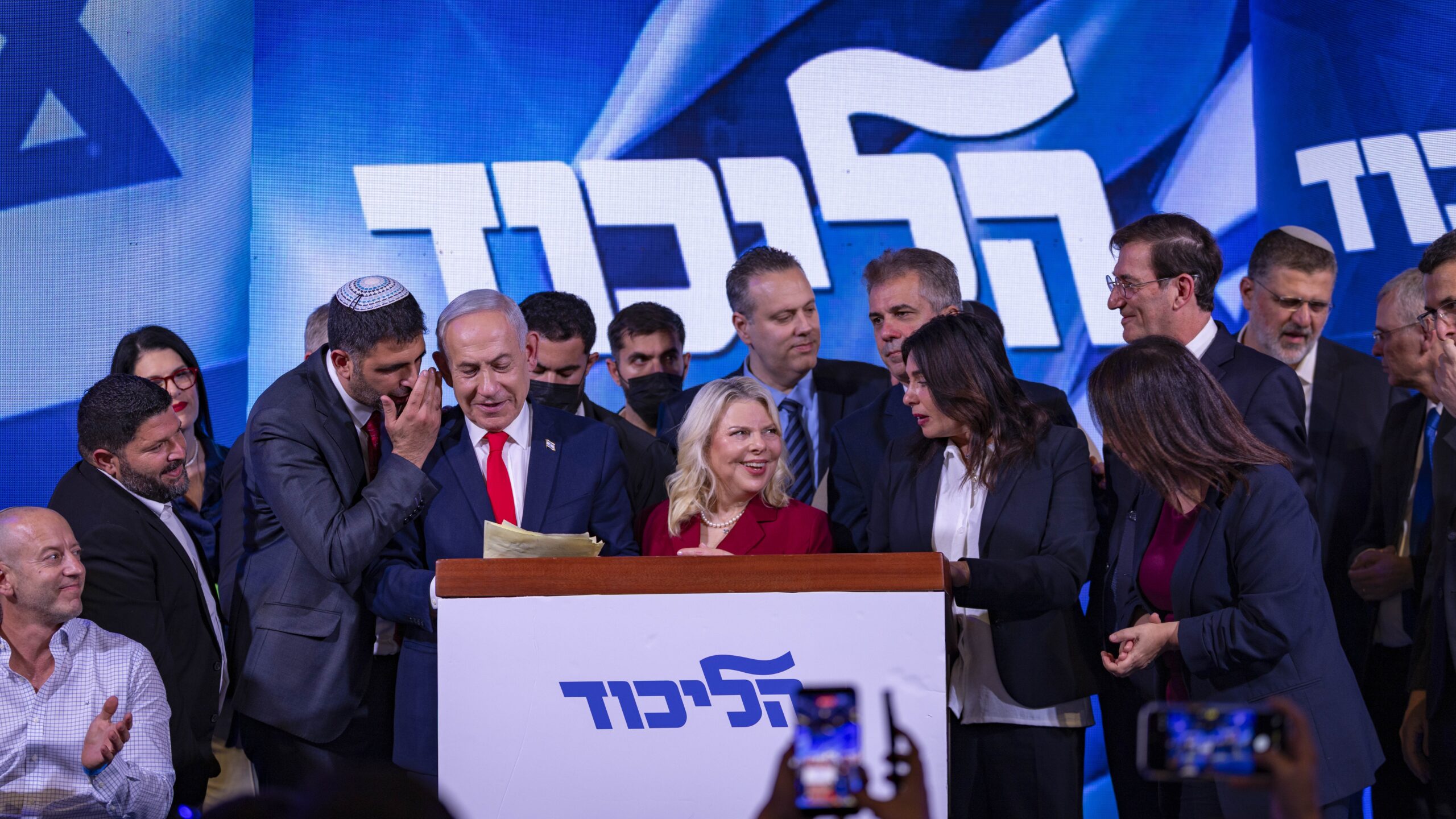 Prime Minister Benjamin Netanyahu with his wife Sara and party colleagues at the Likud election headquarters in Jerusalem on October 28, 2026. Photo: Chaim Goldberg/Flash90