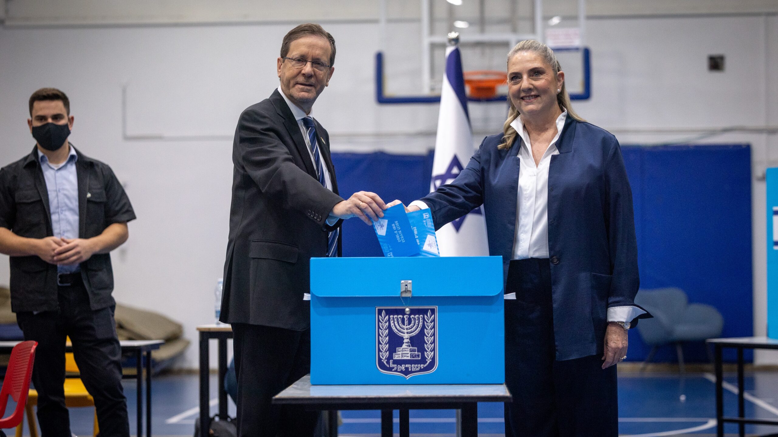 State President Isaac Herzog and his wife Michal casting their votes in Jerusalem on October 27, 2026. Photo: Yonatan Sindel/Flash90.