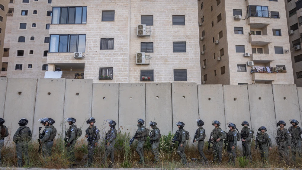 Israeli Border Police officers and security forces operate near the Israeli separation barrier adjacent to the Palestinian neighborhood of Kafr Aqab in Judea and Samaria (also known as the West Bank), June 22, 2026. Photo by Chaim Goldberg/Flash90.