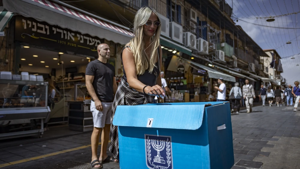 People participate in a street poll ahead of Israel’s general elections at the Mahane Yehuda Market in Jerusalem, Oct. 15, 2026. Photo by Yonatan Sindel/Flash90.