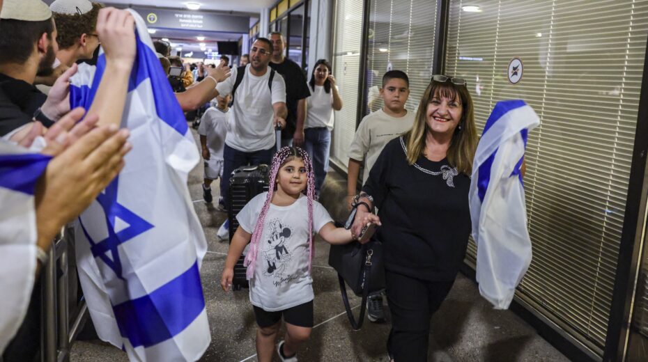 Passengers from flydubai flight #FZ1073 walk with their family members through the arrivals hall at Ben-Gurion International Airport after their original flight from Dubai to Israel was diverted to Saudi Arabia following a suspected terror attack, Sept. 30, 2026. Photo by Flash90.