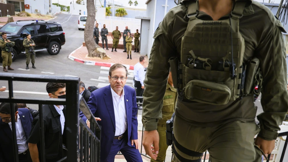 Israeli President Isaac Herzog visits the Judea and Samaria Division headquarters of the Israel Defense Forces near the settlement of Beit El in the West Bank, Sept. 30, 2026. Photo by Jonathan Shaul/Flash90
